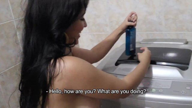 Se folla a su amiga cuando la ve lavando ropa en la noche