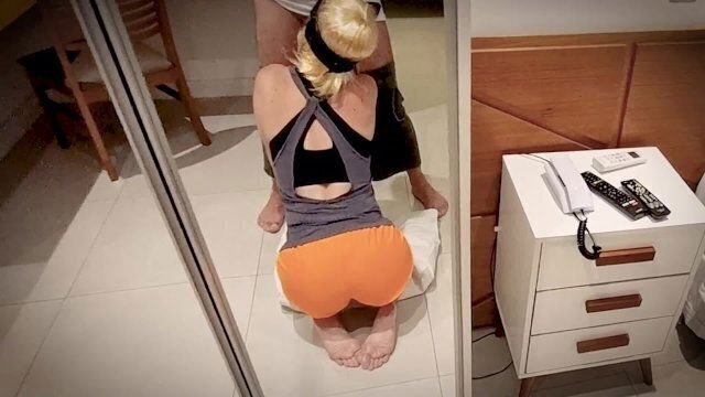 Milf loira ajoelha para chupar tomar leitinho.