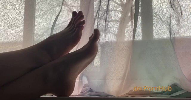 КУДА СМОТРИШЬ? НОЖКИ БЕЛЫМИ НОГТИКАМИ ОКНЕ! ЧТО, ДРОЧИШЬ?