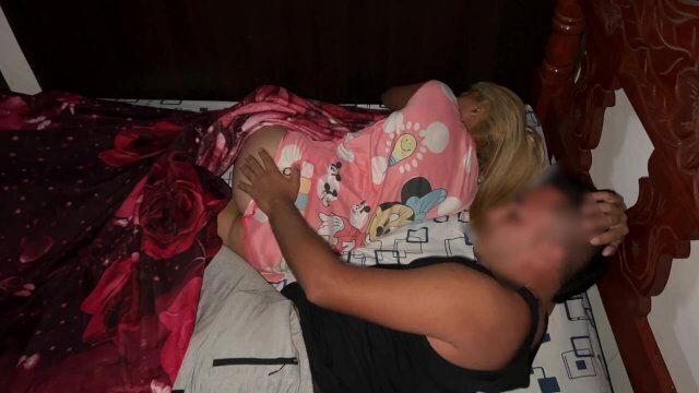 Compartiendo cama hermosa porque estamos viajando CASO VIDA REAL