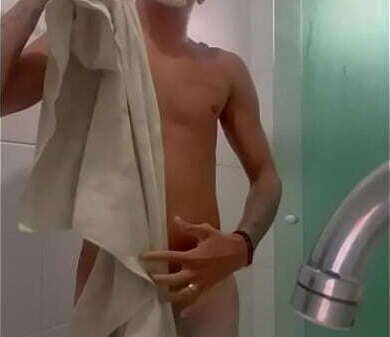 Novinho carioca dotado banho