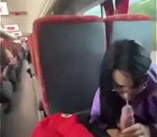 Se la chupo y cogemos en el bus