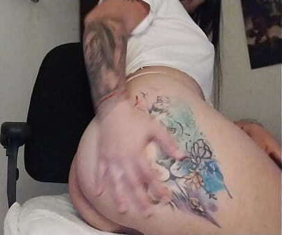 lucyplay echandose cremita todos cuerpo tatuajes deliciosos, mientras habla contigo