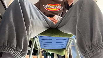 偷拍白袜体育生室友在宿舍全裸打飞机爆射