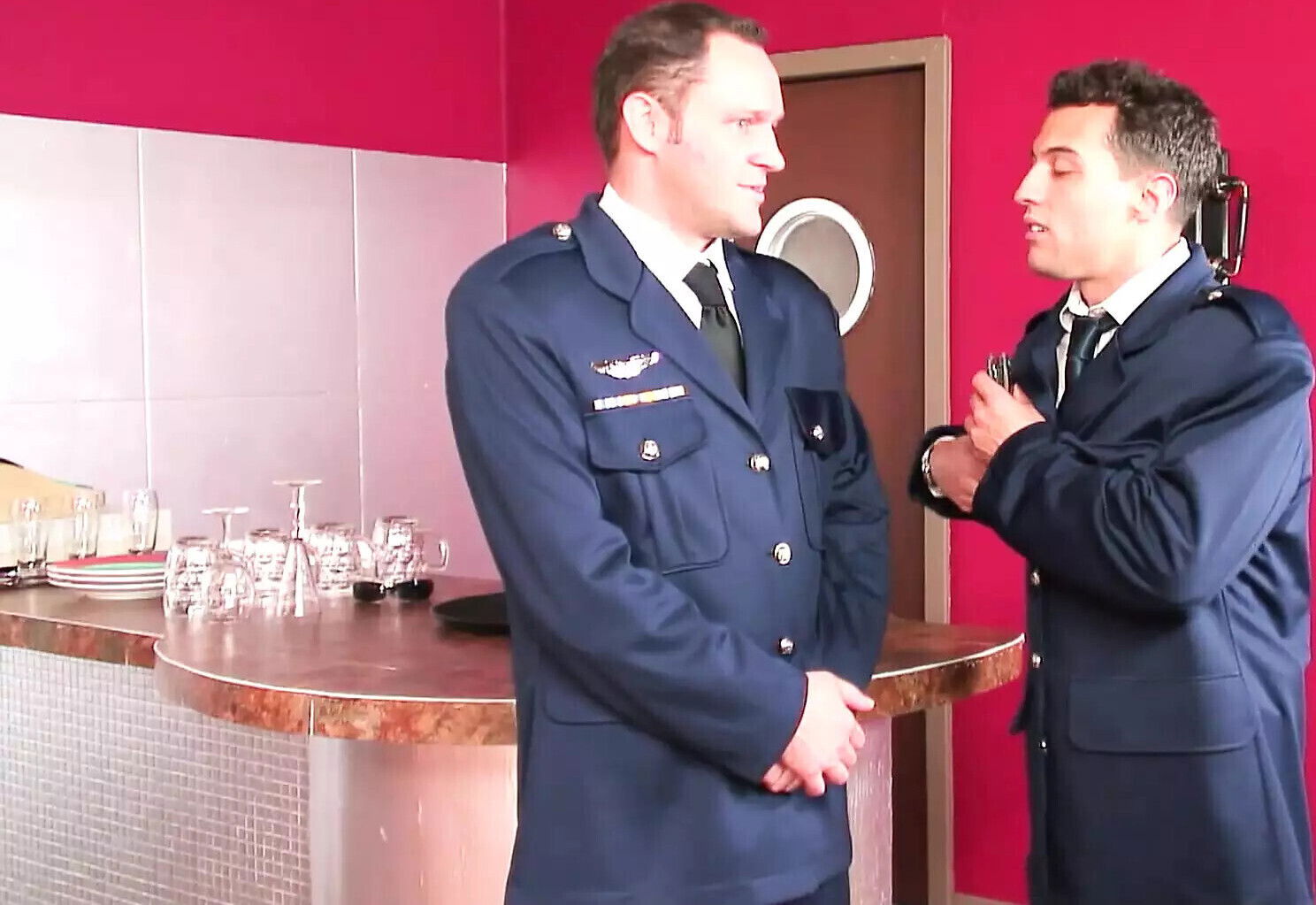 Junge Deutsche Stewardess ersten Flug Pilot Copilot gefickt!