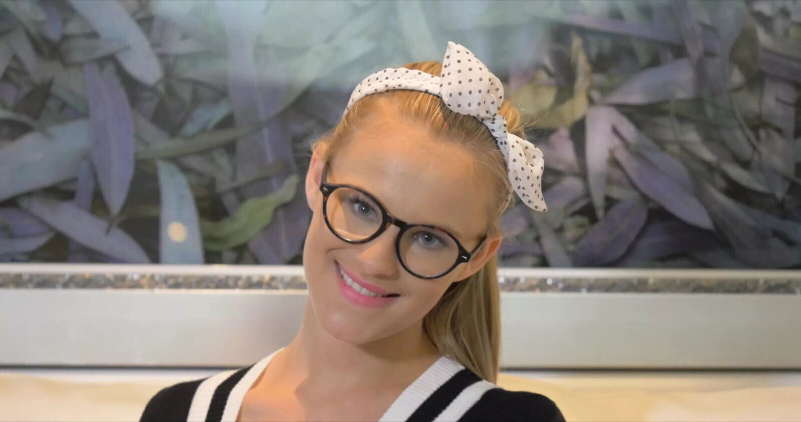 Cutie Jillian Janson Leaves Glasses Finger