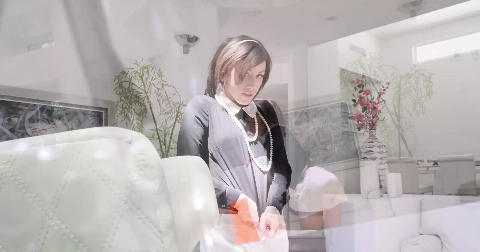 Jennifer White Fucks Pussy With Pearl Necklace