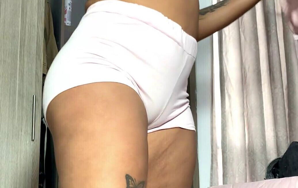 PUTTING CAMERA STEPSISTER SHORTS TIGHT PUSSY MARKED (BIG ASS, CAMELTOE)
