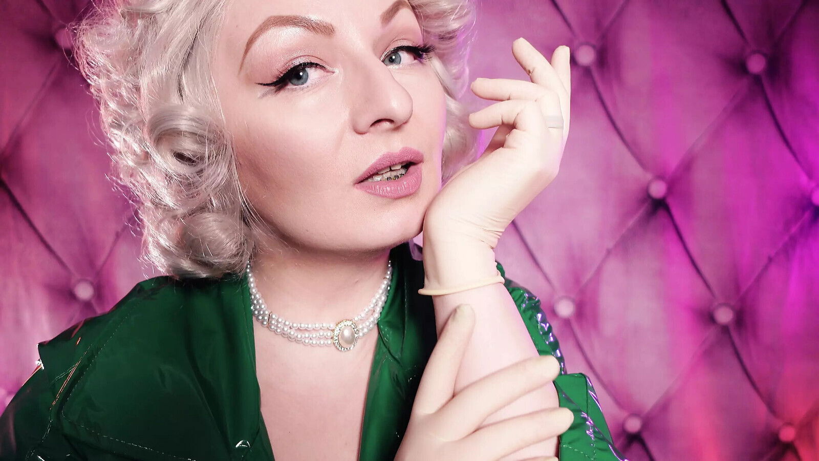 ASMR: latex medical gloves green coat sexy MILF Glaminatrix Grander free