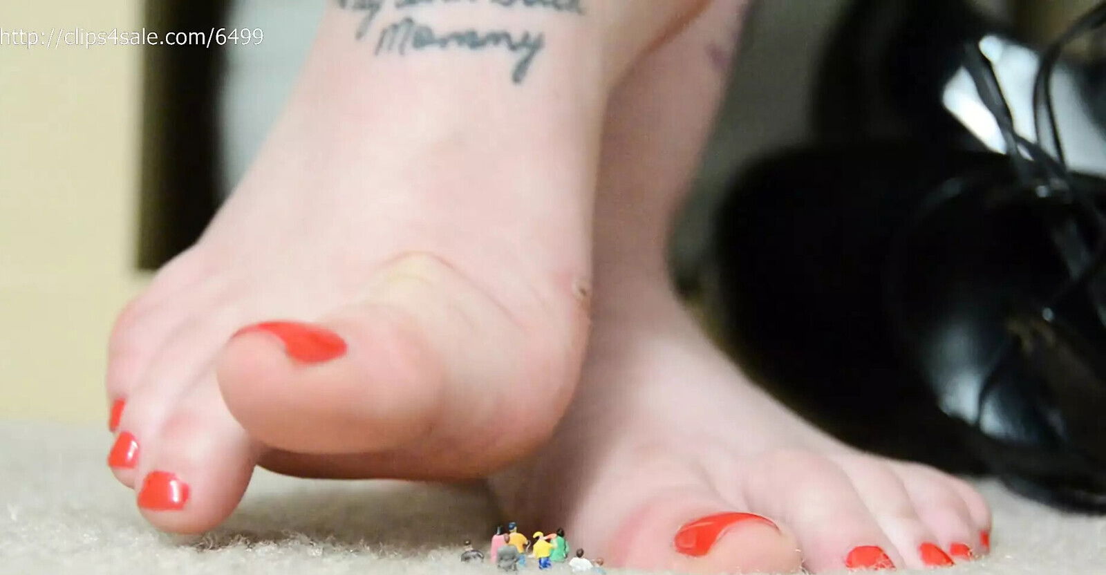 Alternative girl teases crushes flea people