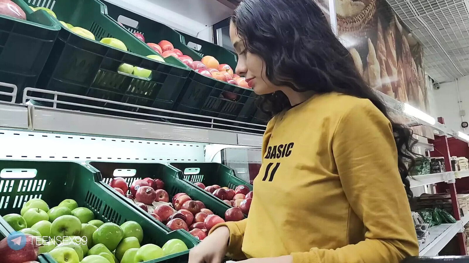 invite stranger market house, accepts invitation tells only