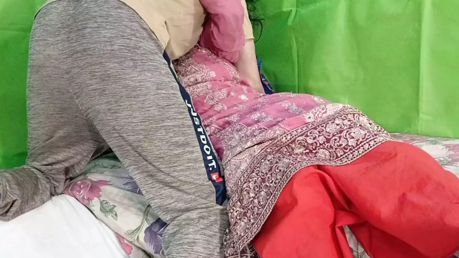 parosan Muslim Bhabhi used play with Indian