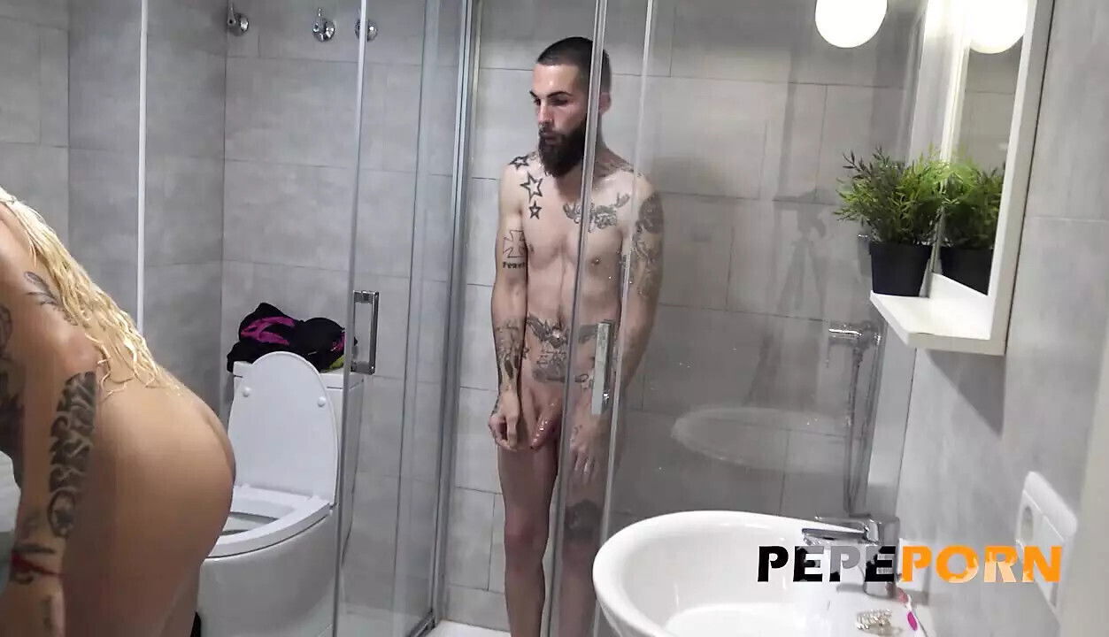 They CAUGHT shower! Kleopatry Anubis can't just stop fucking