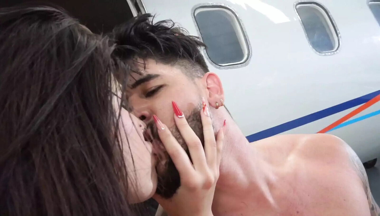 gets hangar until comes inside them without them seeing them GGmansion