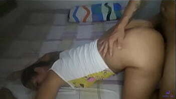 MI HERMANASTRA CACHONDA ME PROVOCA Y TERMINO METIENDOLE UNA RICA FOLLADA