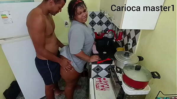 Marido chega para almo&ccedil_ar fode mulher quanto cozinha