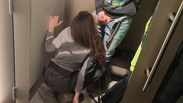 Минет примерочной магазина куча людей. Публичный минет.