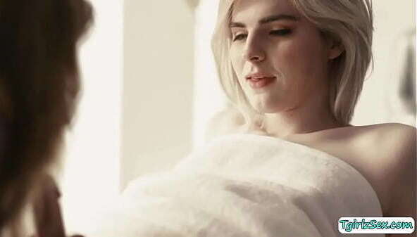 masseuse Casey kisses analed client Ella Hollywood