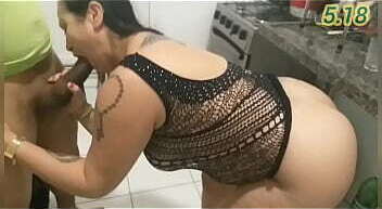 Diarista esta fazendo almo&ccedil_o resestir quando conzinha peguei comir gostiso conzinha sala complero