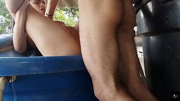 Madrastra quiere follarse a su HIJASTRO y lo llama a la TERRAZA para comerse su polla (RESUMEN)