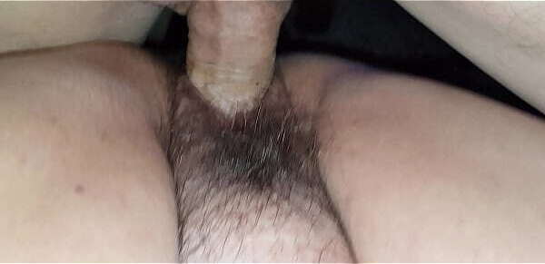 Rita divano gambe aperte.. infilo fino infondo