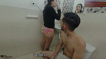 D&aacute_ndole una buena mamada a mi hermanastro en el ba&ntilde_o hasta que se corre en mi boca HISTORIA COMPLETA