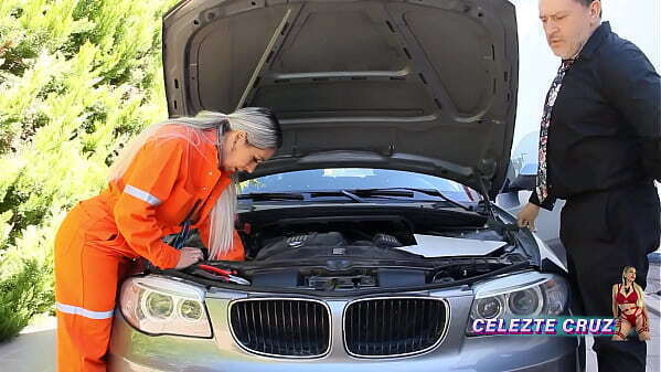 tipo arreglarle auto ,estaba loco cuando descubre overol roto calienta folla arriba carro