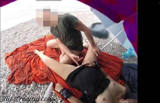 Flashing pussy front young public beach helps squirt it's very risky MissCreamy