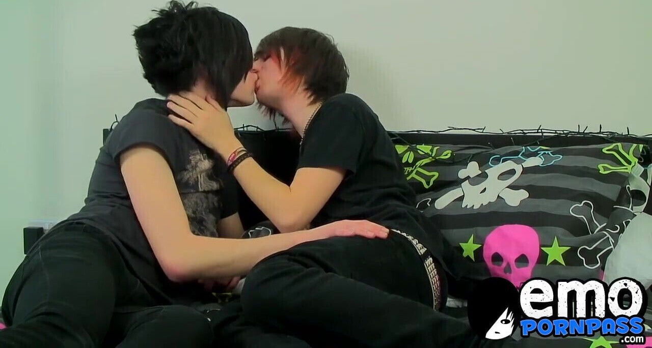 Bottom twink Andrew Dexter getting fucked by Seth Savage