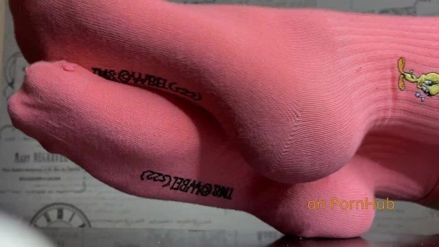 РОЗОВЫЕ НОСКИ БОЖЕСТВЕННЫХ СТУПНЯХ! СНИМИ СКОРЕЕ ПОЛОЖИ НОЖКИ ВОЗБУЖДЕННЫЙ ЧЛЕН!