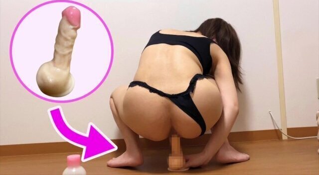 極太ディルドを置いてたらど変態な美尻彼女がTバックずらしてオナニーし始めてイキまくり　絶頂　おっぱい　見せつけ　巨乳　盗撮　エロ下着　おもちゃ　騎乗位　カップル　素人　個人撮影　日本人　えむゆみ