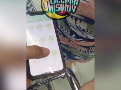 Chica consolador tienda