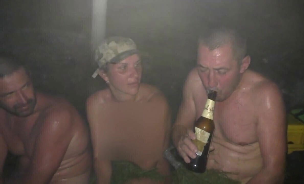 Machos russos numa sauna portatil no mato