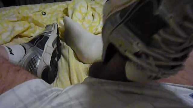 branle dans baskets adidas bien chaude bien défoncée