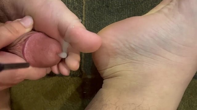 girl plays with feet cums toes