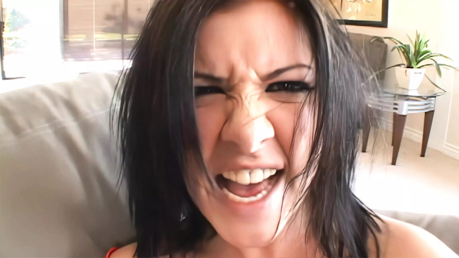 Taryn Thomas Knows Please Crowd