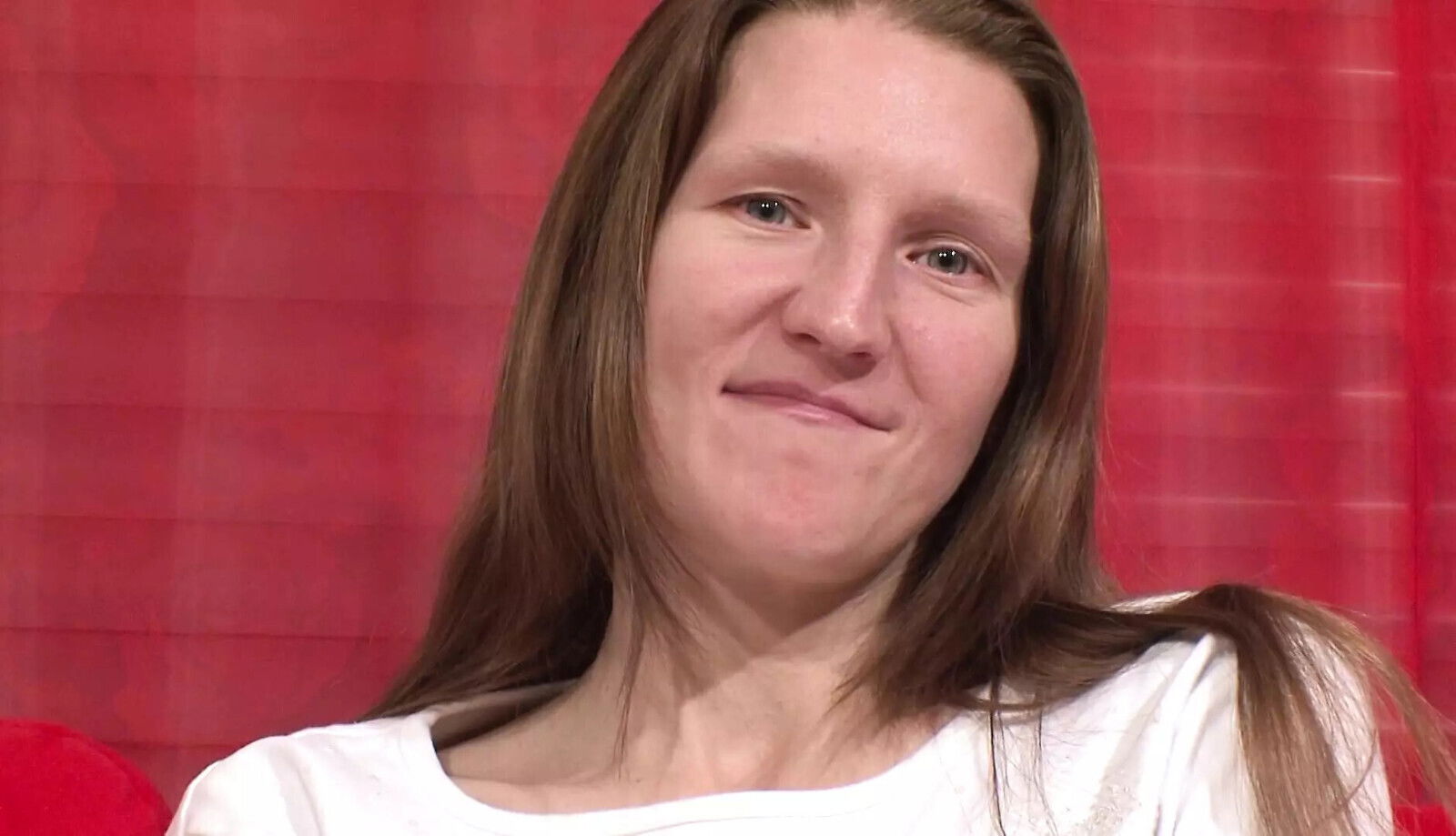 GERMAN PORN HORNY GIRL SPREADS LEGS FUCKS PUSSY