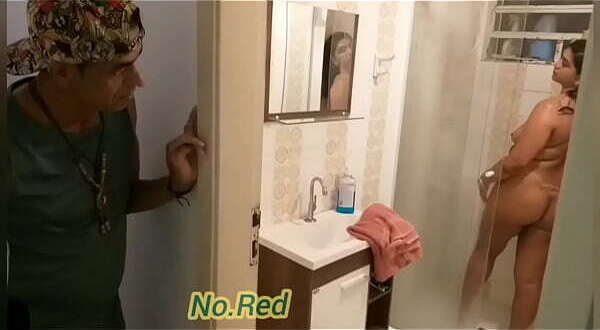 Minha patroa tomar banho chamou.pra levar toalha para s&oacute_ n&atilde_o resistir fiquei olhando banho s&oacute_ vigiando chamo chupou gostoso