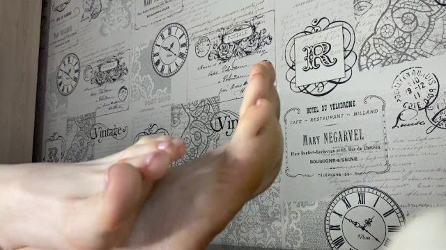 САДИСЬ СТОЛ! ВМЕСТО УЖИНА ПОДАМ ТЕБЕ СВОИ ГРЯЗНЫЕ НОЖКИ НОСОЧКАХ БЕЗ! ЛАСКАЙ МЕНЯ СКОРЕЕ