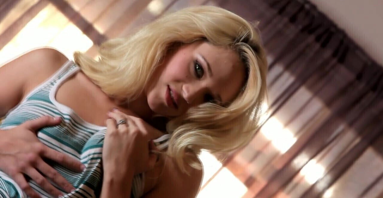 Seductive solo blondie Teagan Summers drops clothes tease