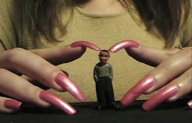 amateurbabe shows nails