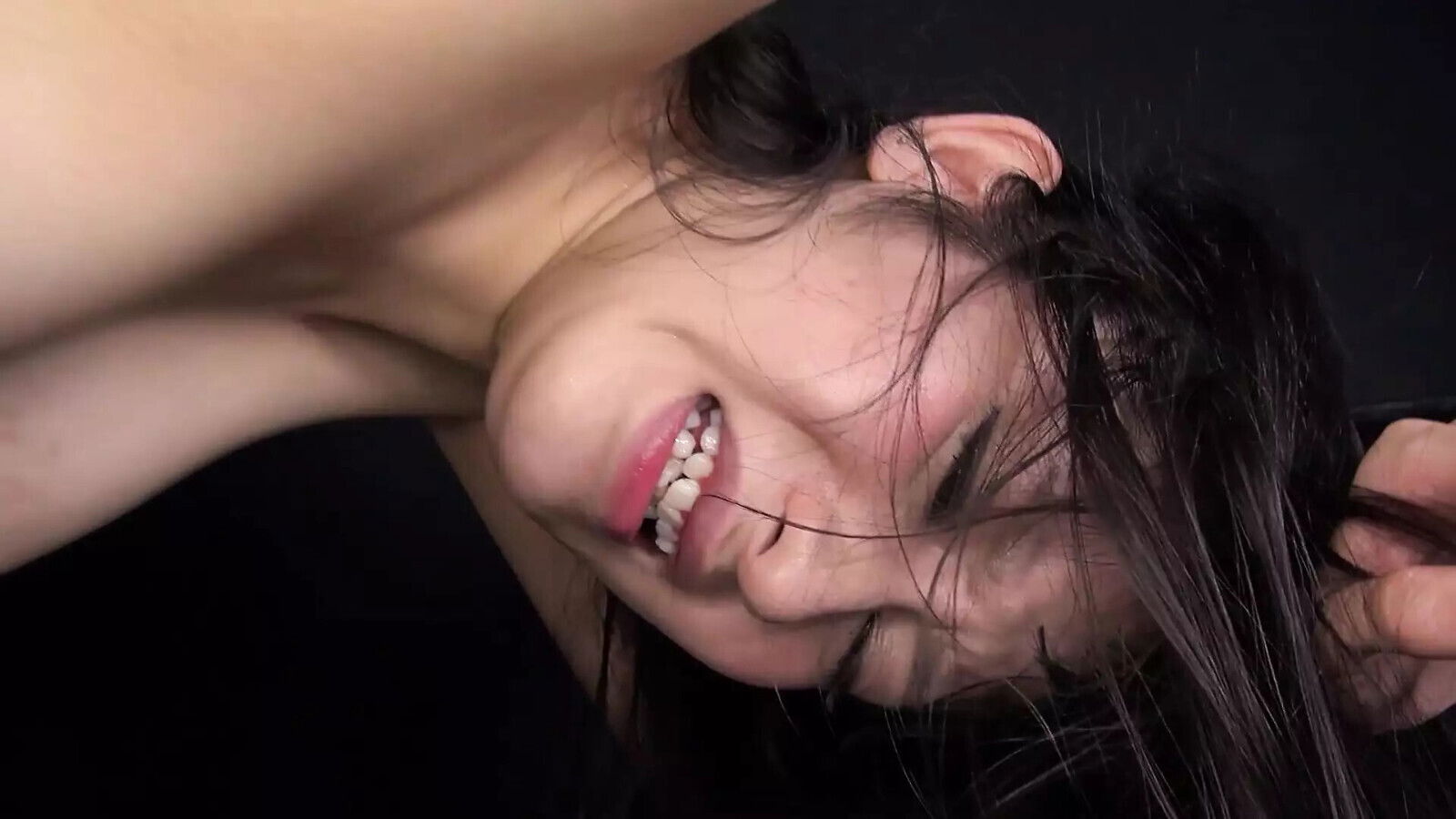 ASIAN JAPANESE PORN GIRL FUCKS PUSSY WITH