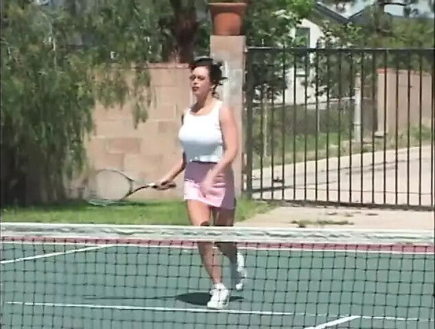 Lucky fucks brunette MILF eats pussy outdoors