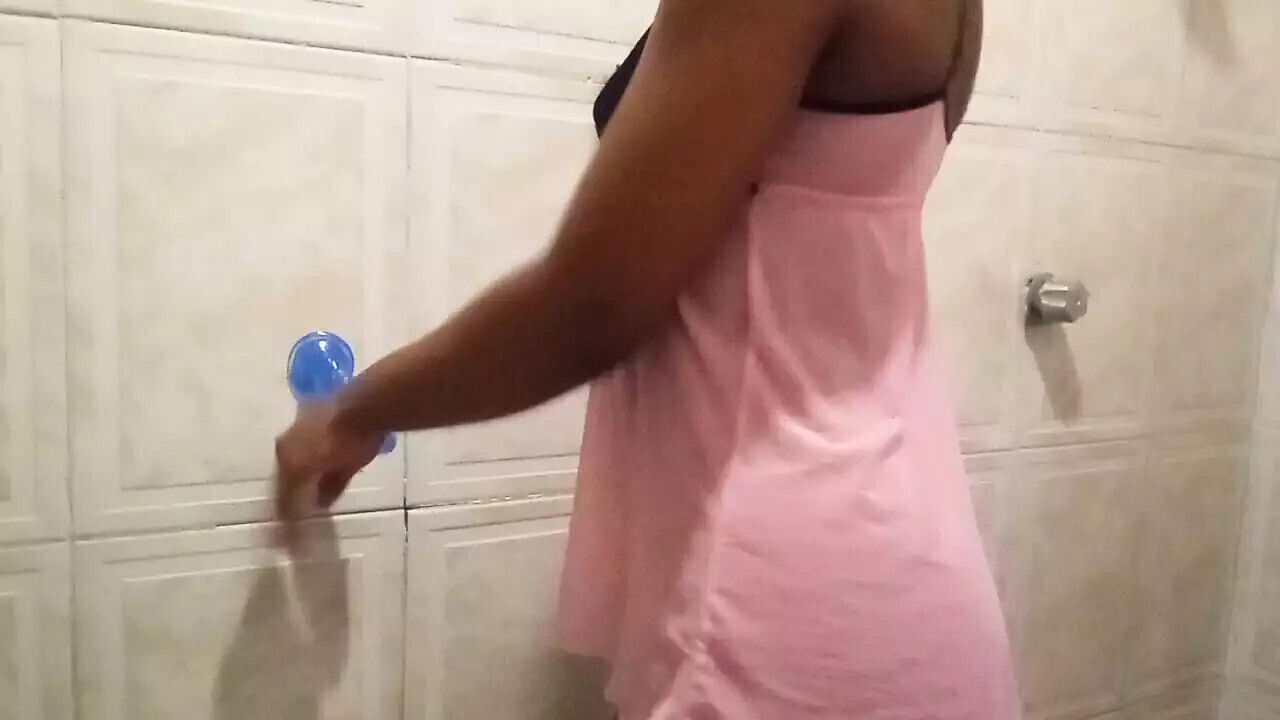 Bailecito sexy jugando dildo