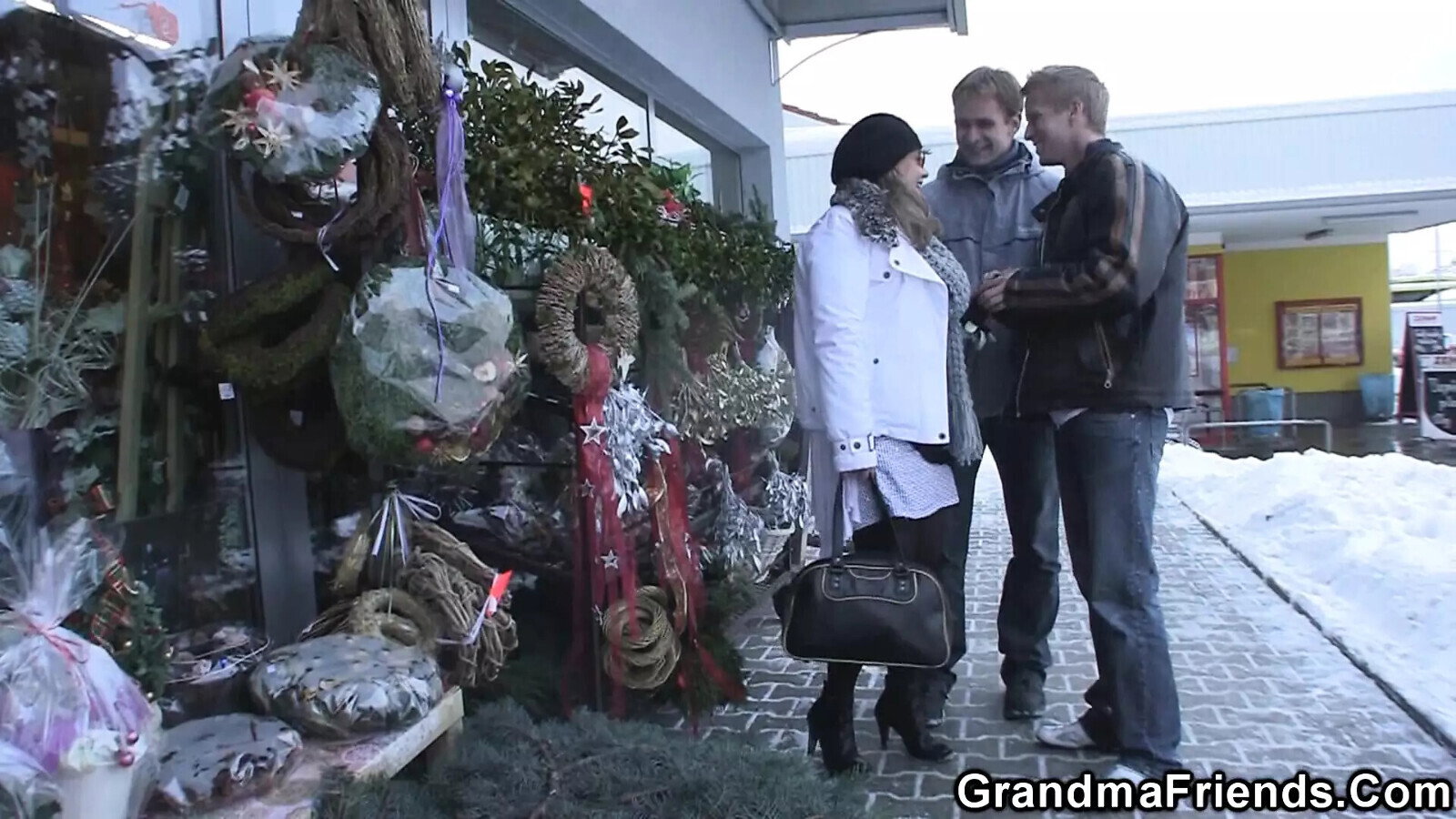 Blonde busty mature fucked from both ends