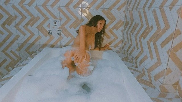 Peituda gozando na banheira / Girl Cumming in the bathtub