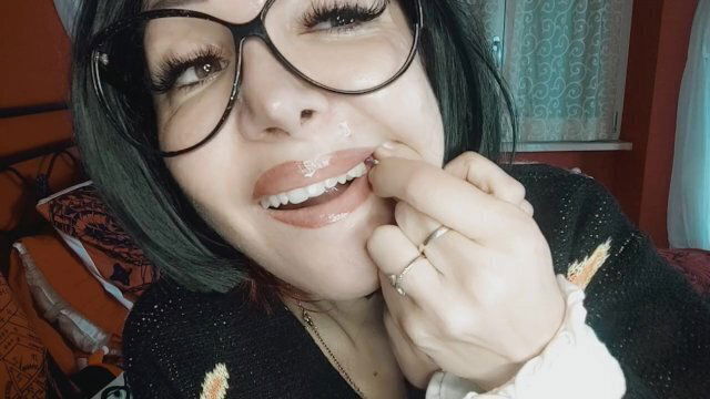 giantess uses place missing tooth