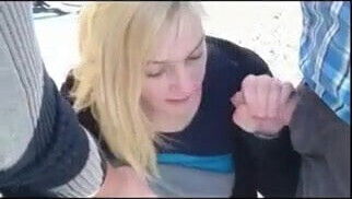 Le mari cocu fait sucer sa femme