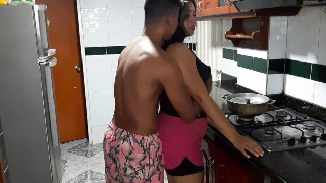 enjoy sucking pussy while makes dinner