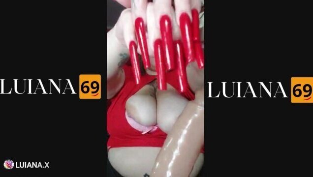 Chica tatuada vuelve loco voz, hermosas uñas consolador.